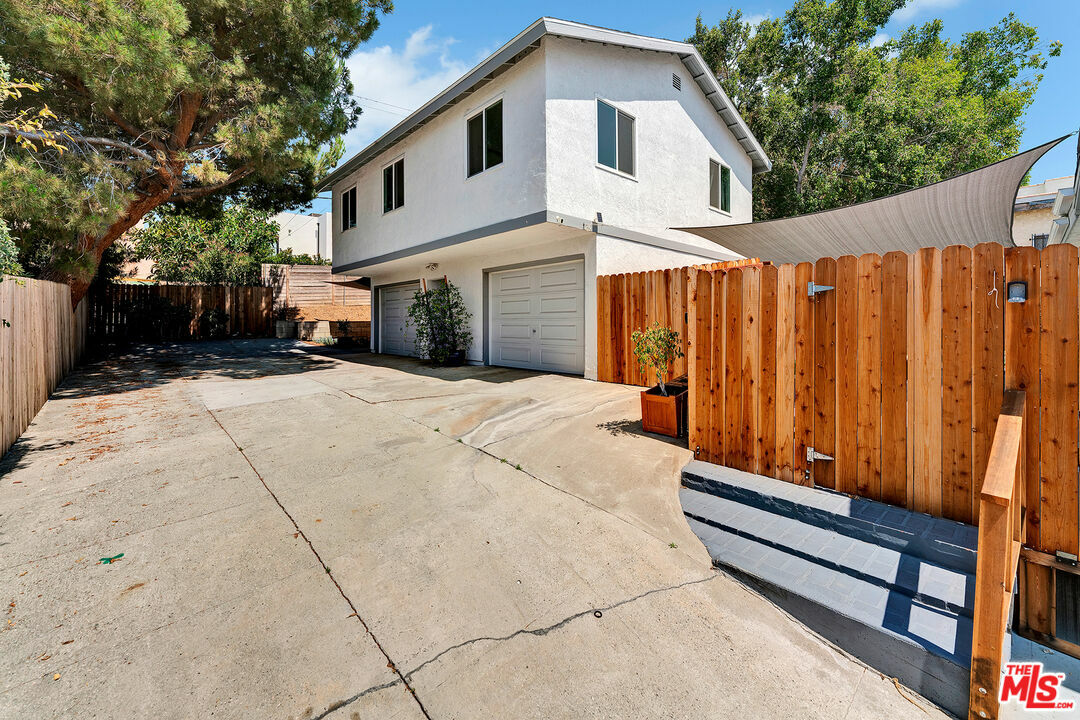 Property Photo:  1331  S Hudson Ave  CA 90019 