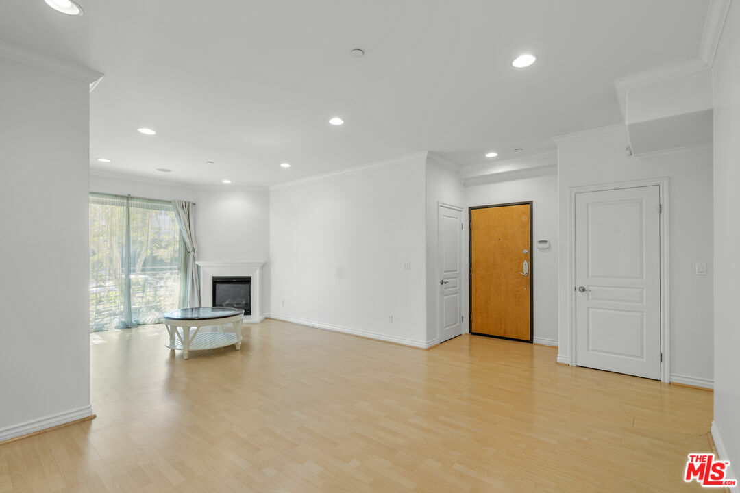 Property Photo:  10633 Eastborne Ave 101  CA 90024 