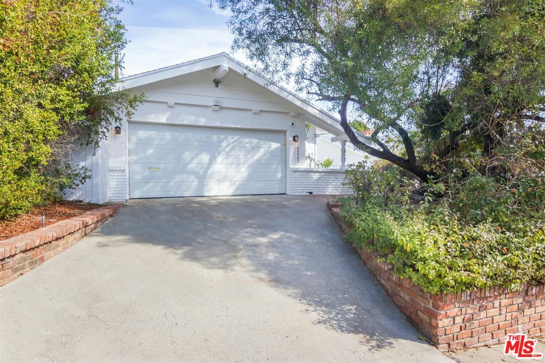 Property Photo:  22247   Del Valle St  CA 91364 