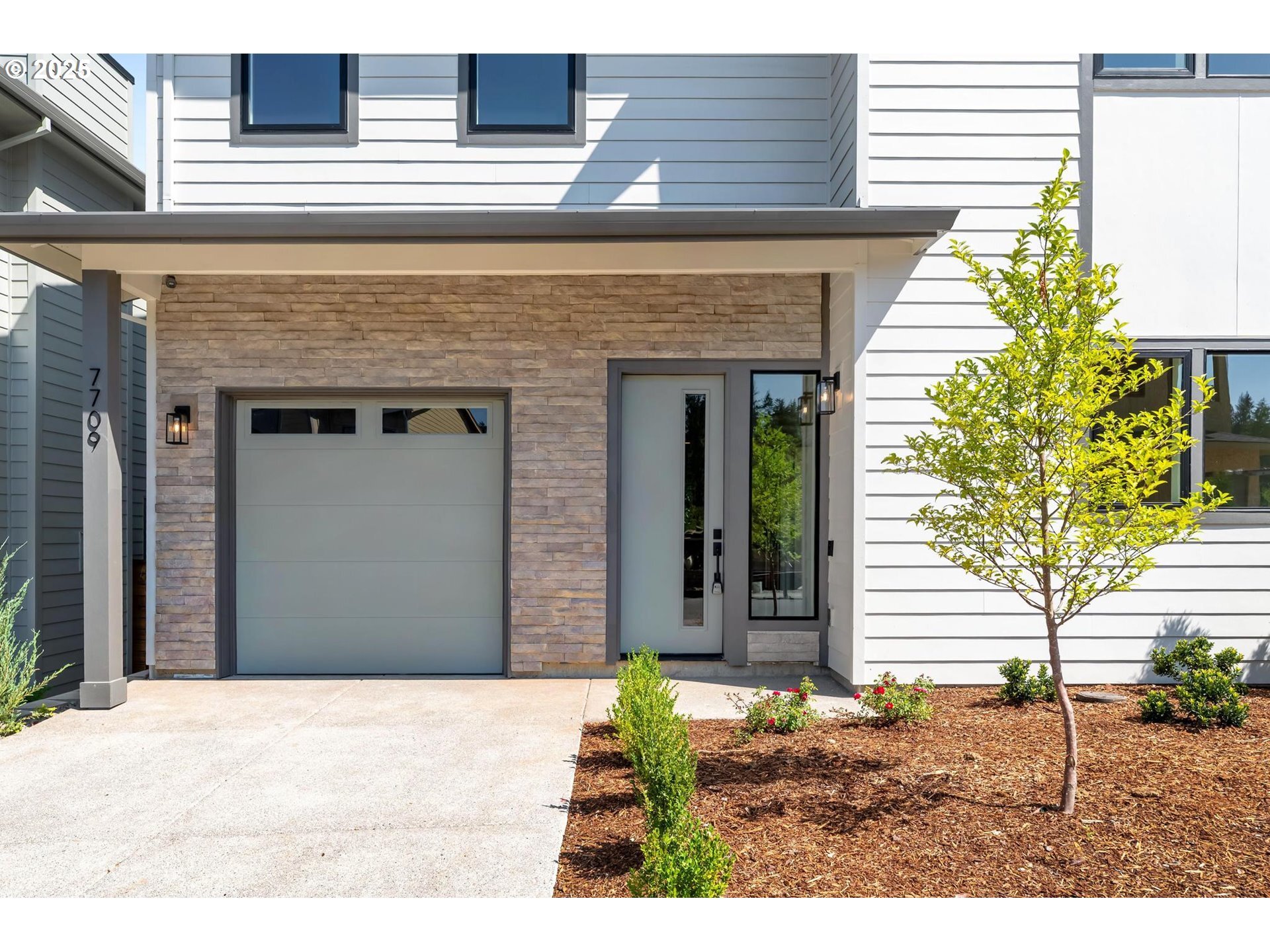 Property Photo:  7739 SW 42nd Ave 16  OR 97219 