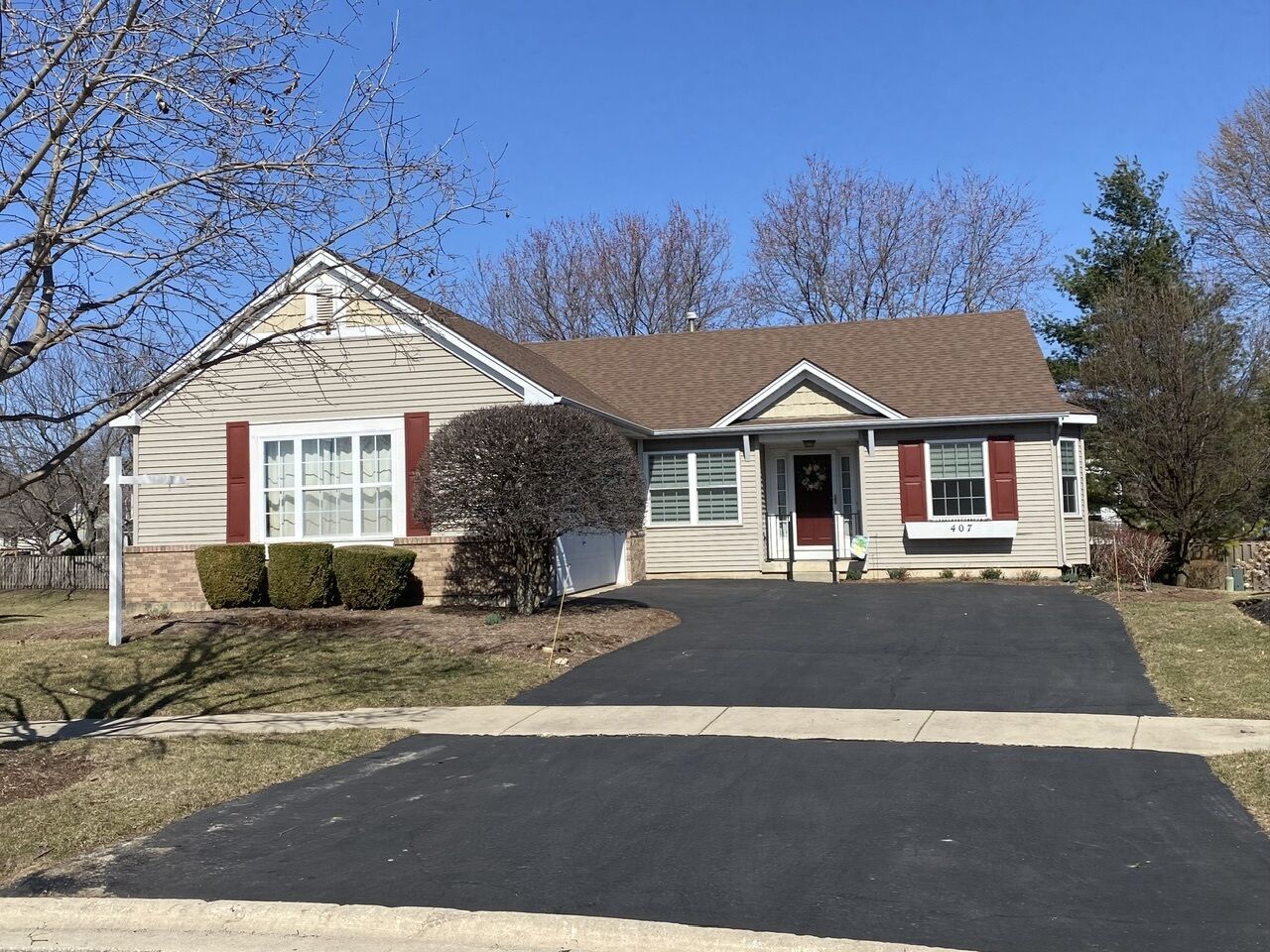 Property Photo:  407 Lake Court  IL 60543 