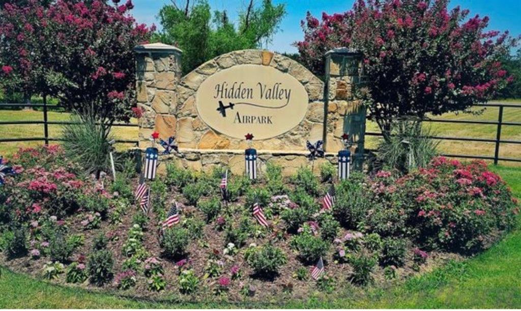 Property Photo: 70 Hidden Valley Airpark TX 76208