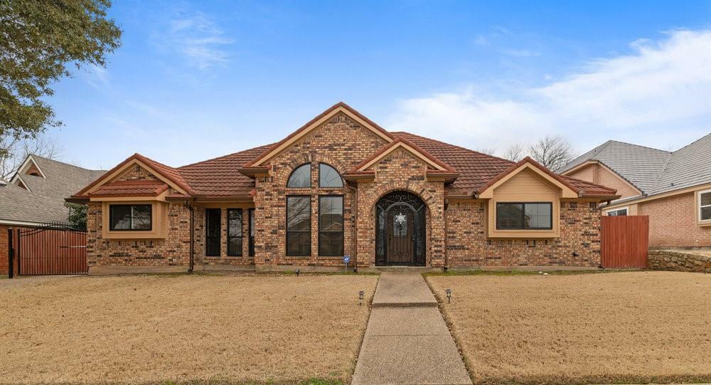 Property Photo:  709 Evergreen Drive  TX 76054 