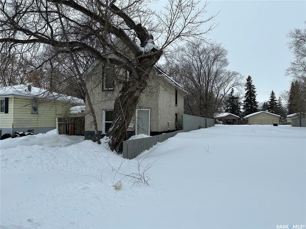 Property Photo:  325 Q Avenue S  SK S7M 2Y2 