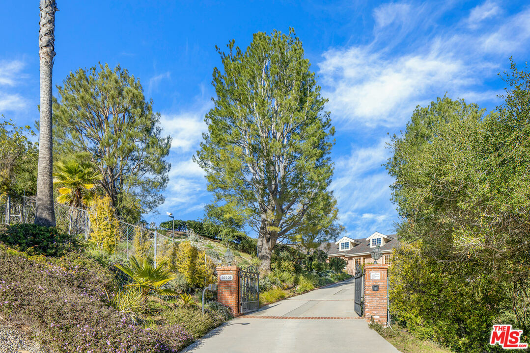 Property Photo:  16501 Mulholland Dr  CA 90049 