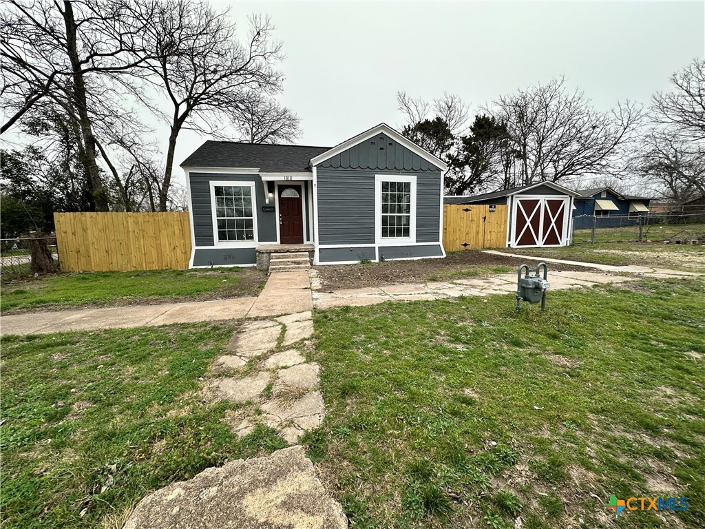 Property Photo: 1818 W Avenue L TX 76504