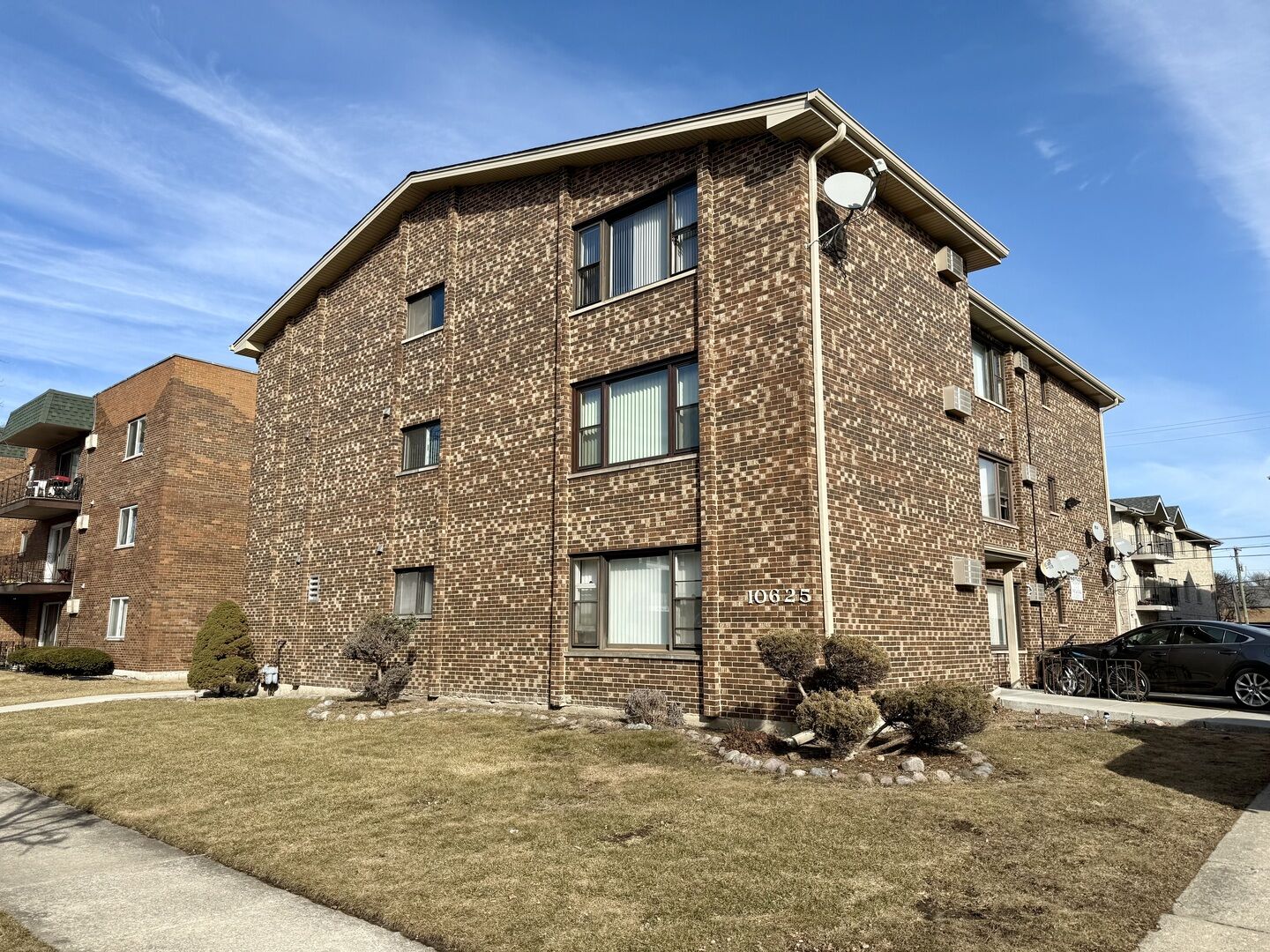 Property Photo: 10625 Parkside Avenue 8 IL 60415