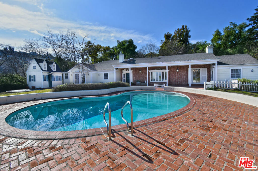Property Photo: 4141 Knobhill Drive CA 91403