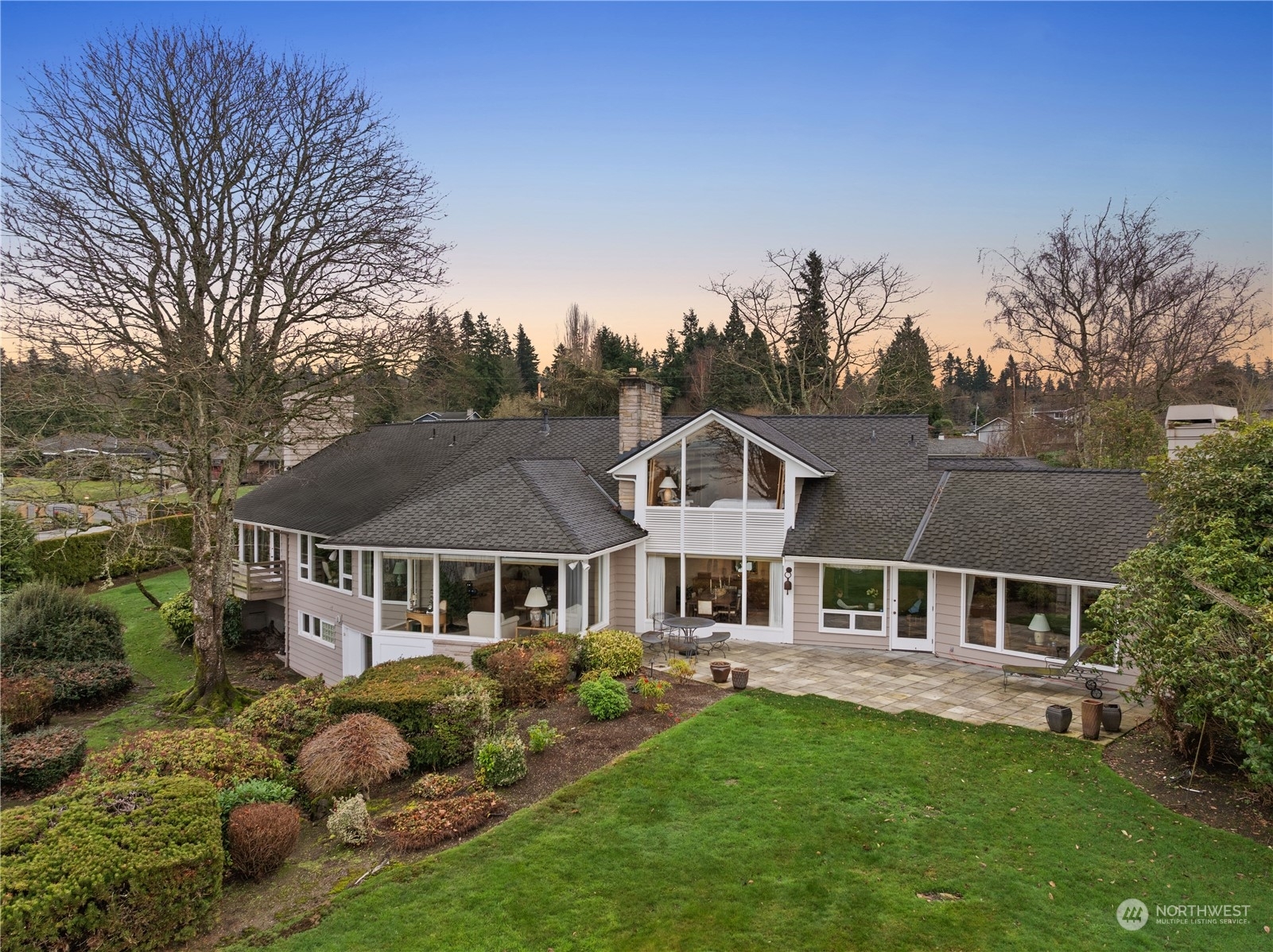 Property Photo:  1040 N Park Drive  WA 98203 