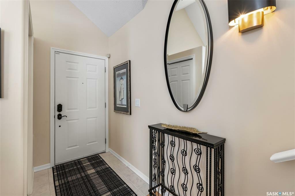 Property Photo:  102 Elm Street 2  SK S7J 5L1 