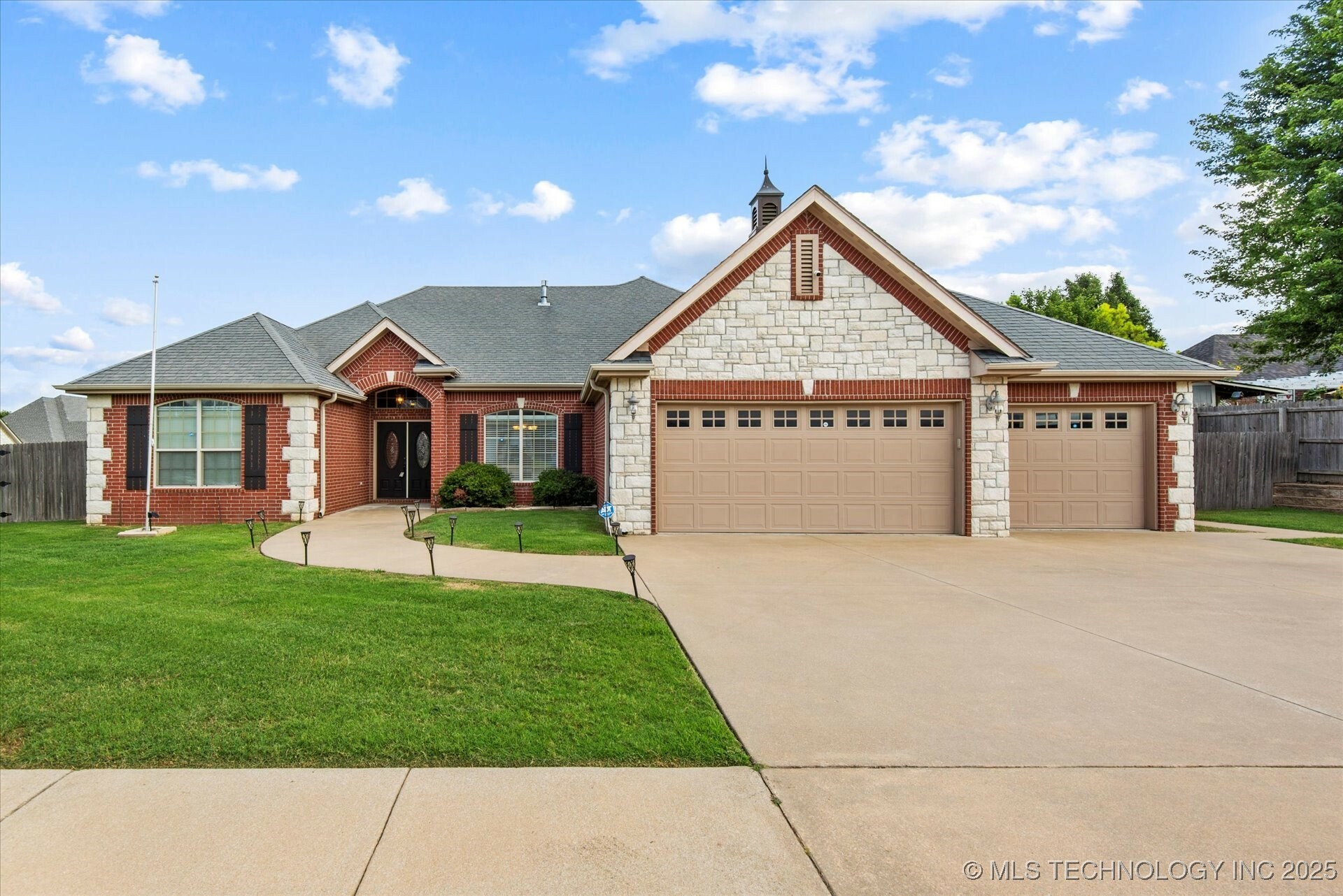 Property Photo: 5722 Woodland Road OK 74006