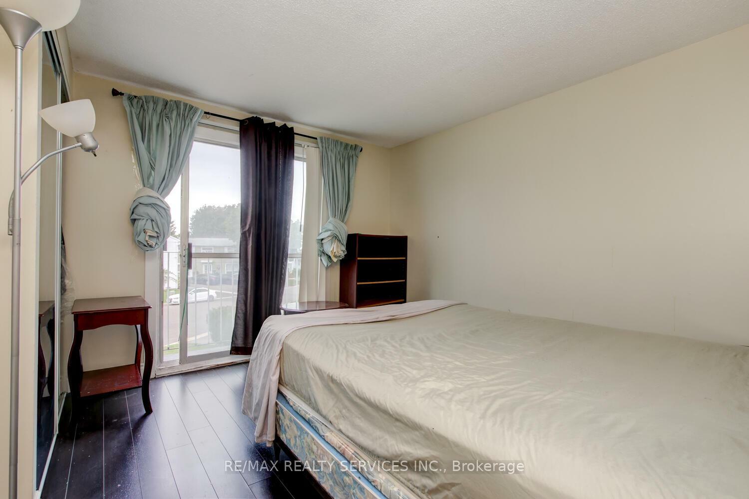 Property Photo: 8 Heatherside Court ON L6S 1N9