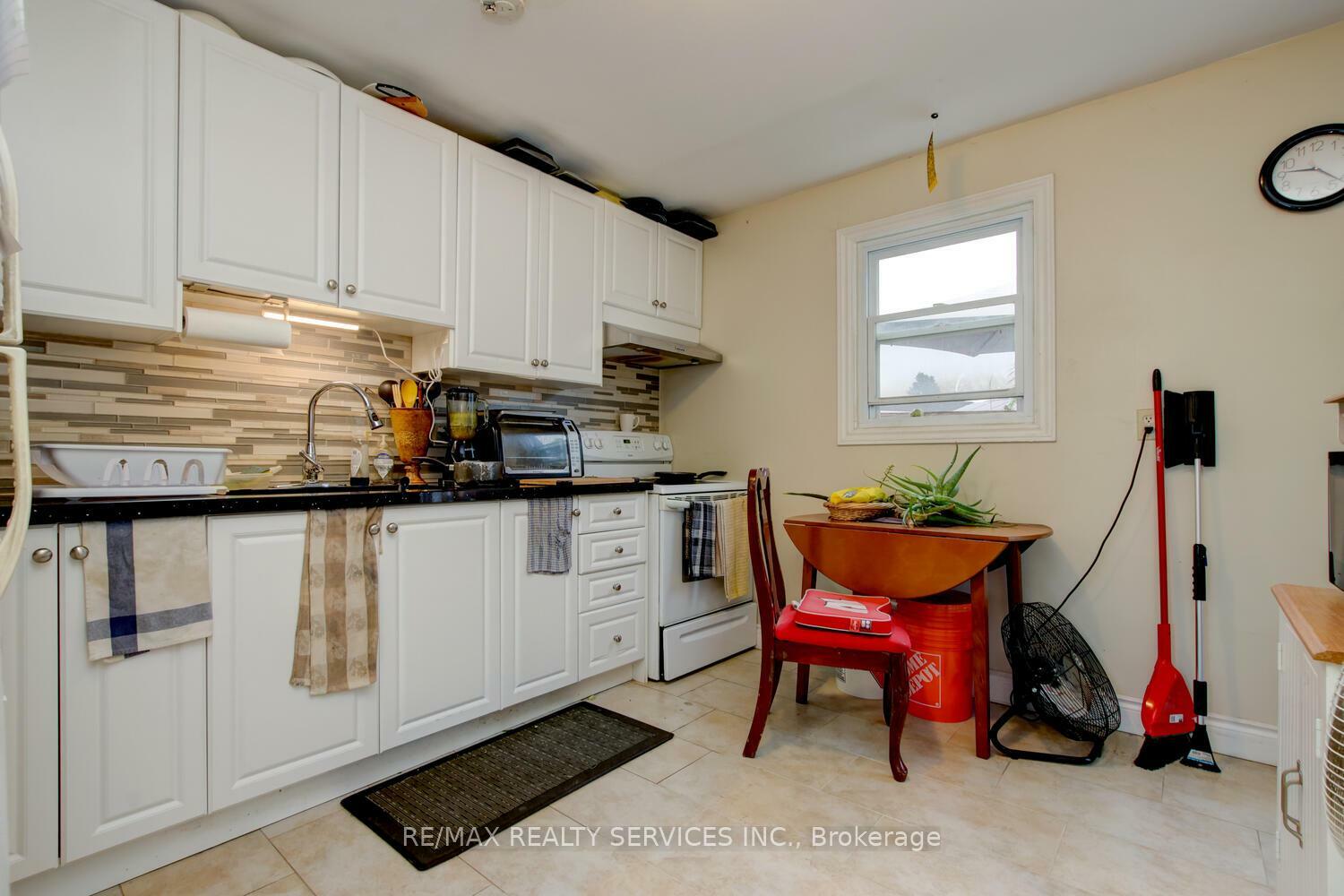 Property Photo: 8 Heatherside Court ON L6S 1N9
