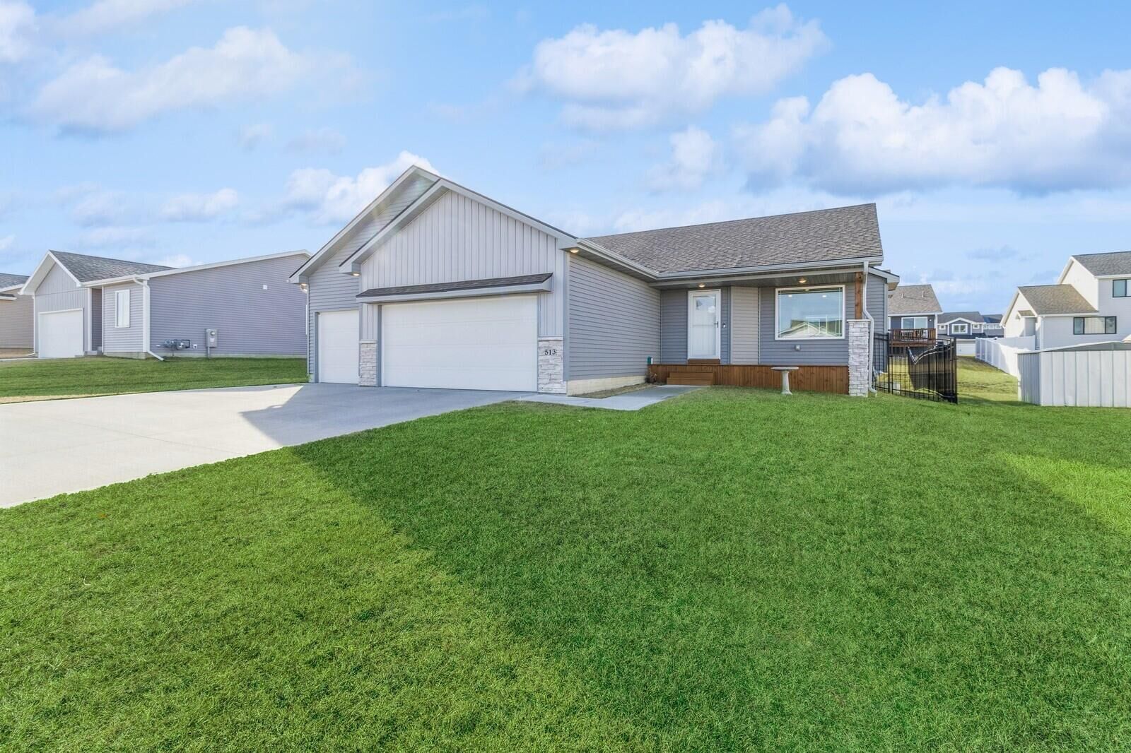 Property Photo:  513 Prairie View Drive  IA 50124 