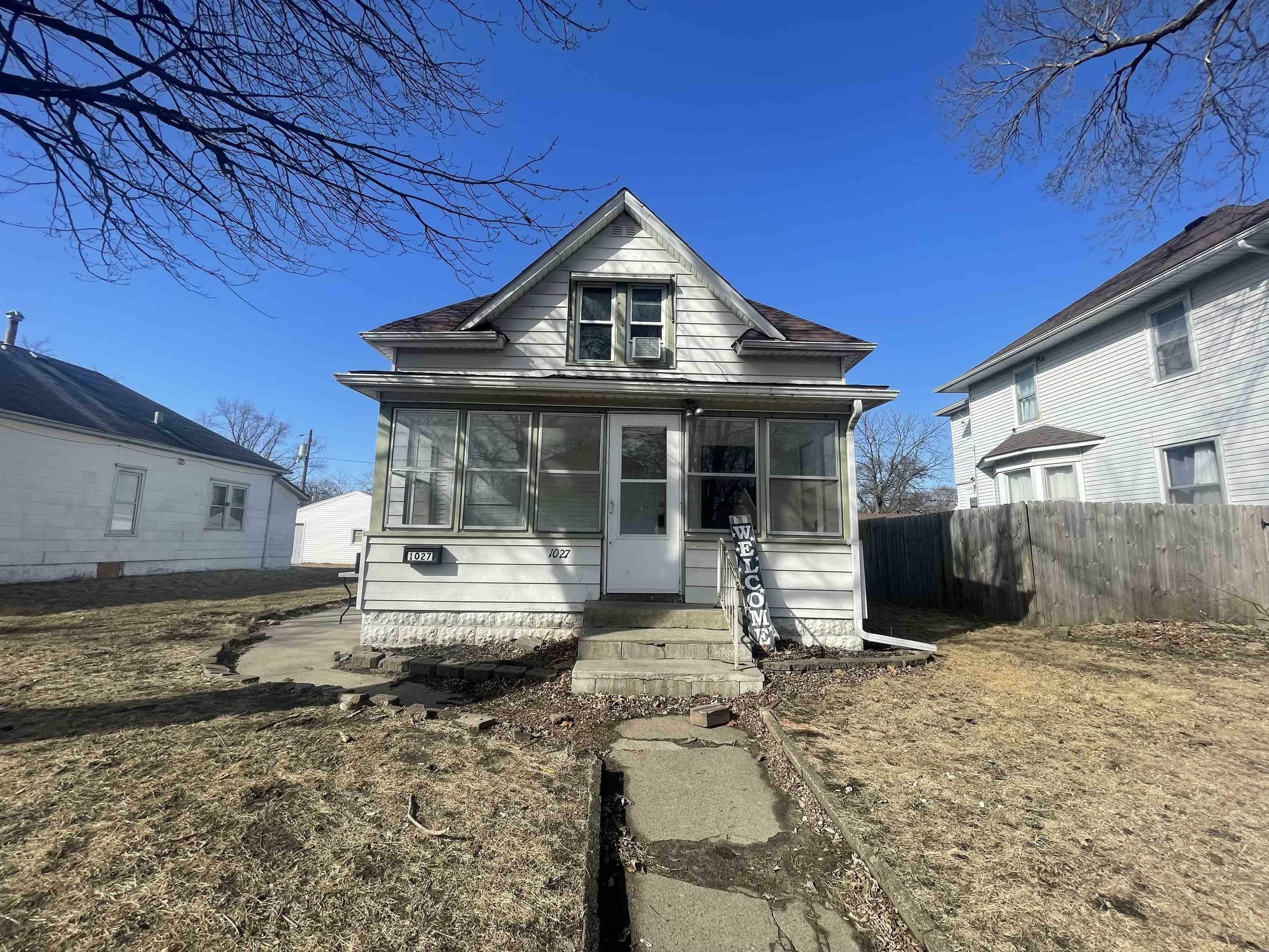 Property Photo:  1027 Lincoln Street  IA 50703 