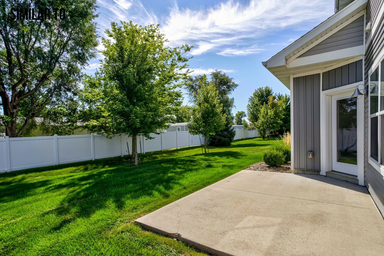 Property Photo:  304 Larson Drive  IA 50124 