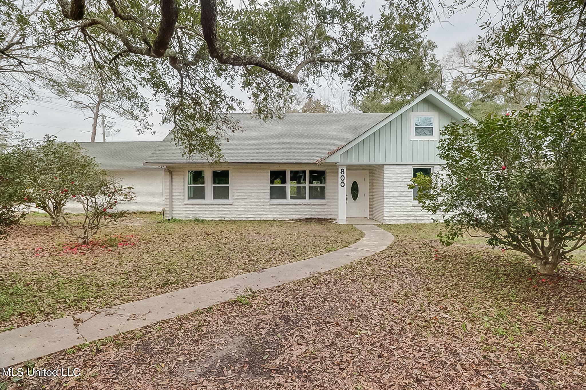 Property Photo:  800 Dunbar Avenue  MS 39520 