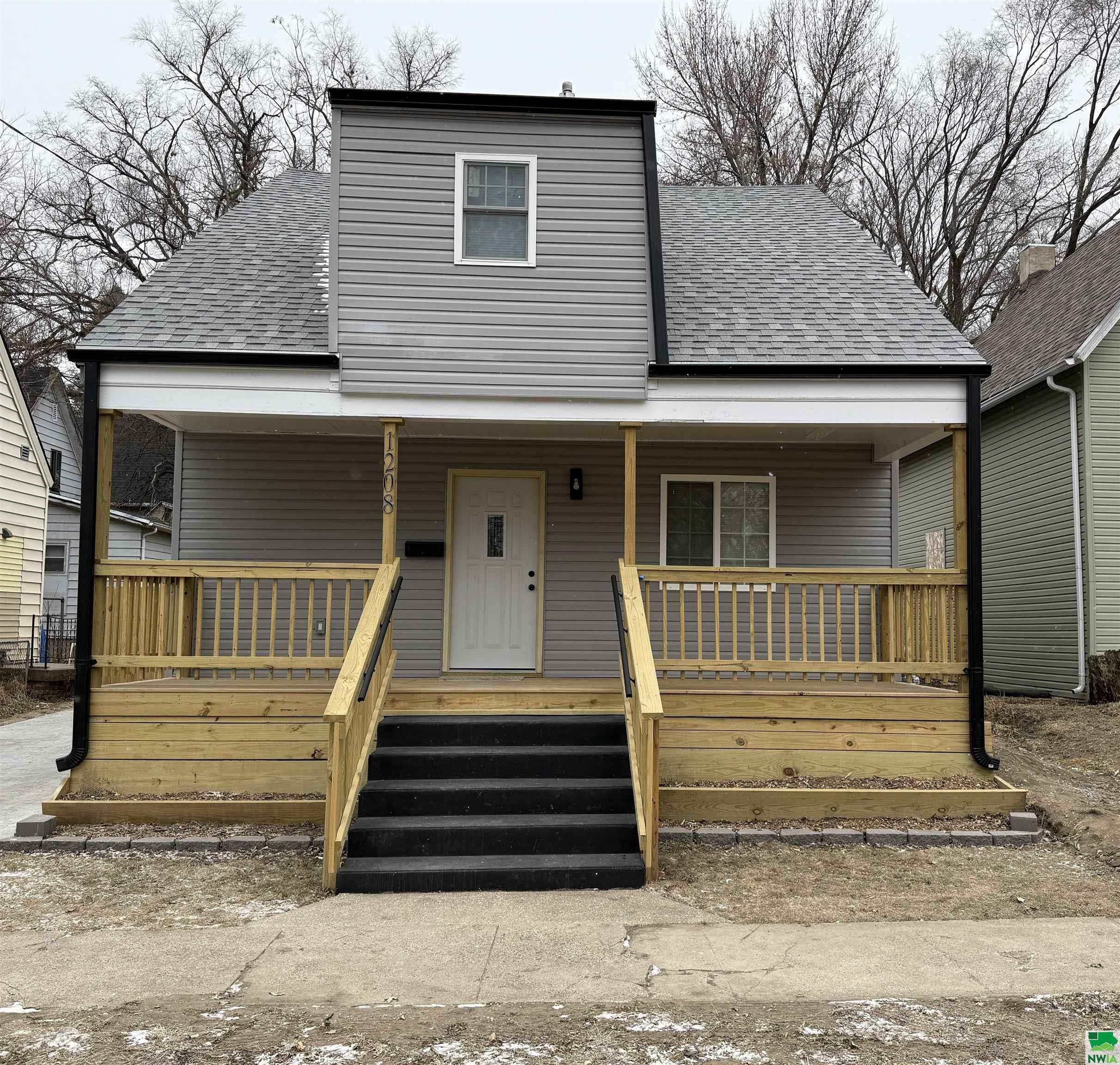 Property Photo: 1208 W 20th IA 51103