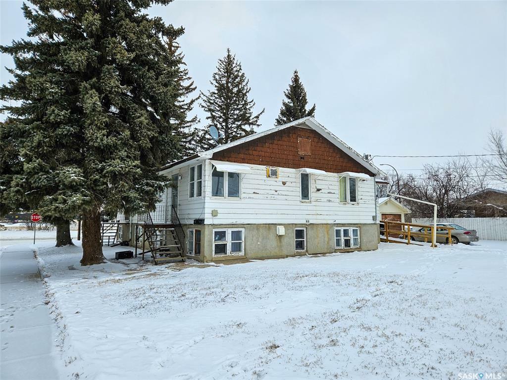 Property Photo:  3 4th Avenue SE  SK S9H 3L1 