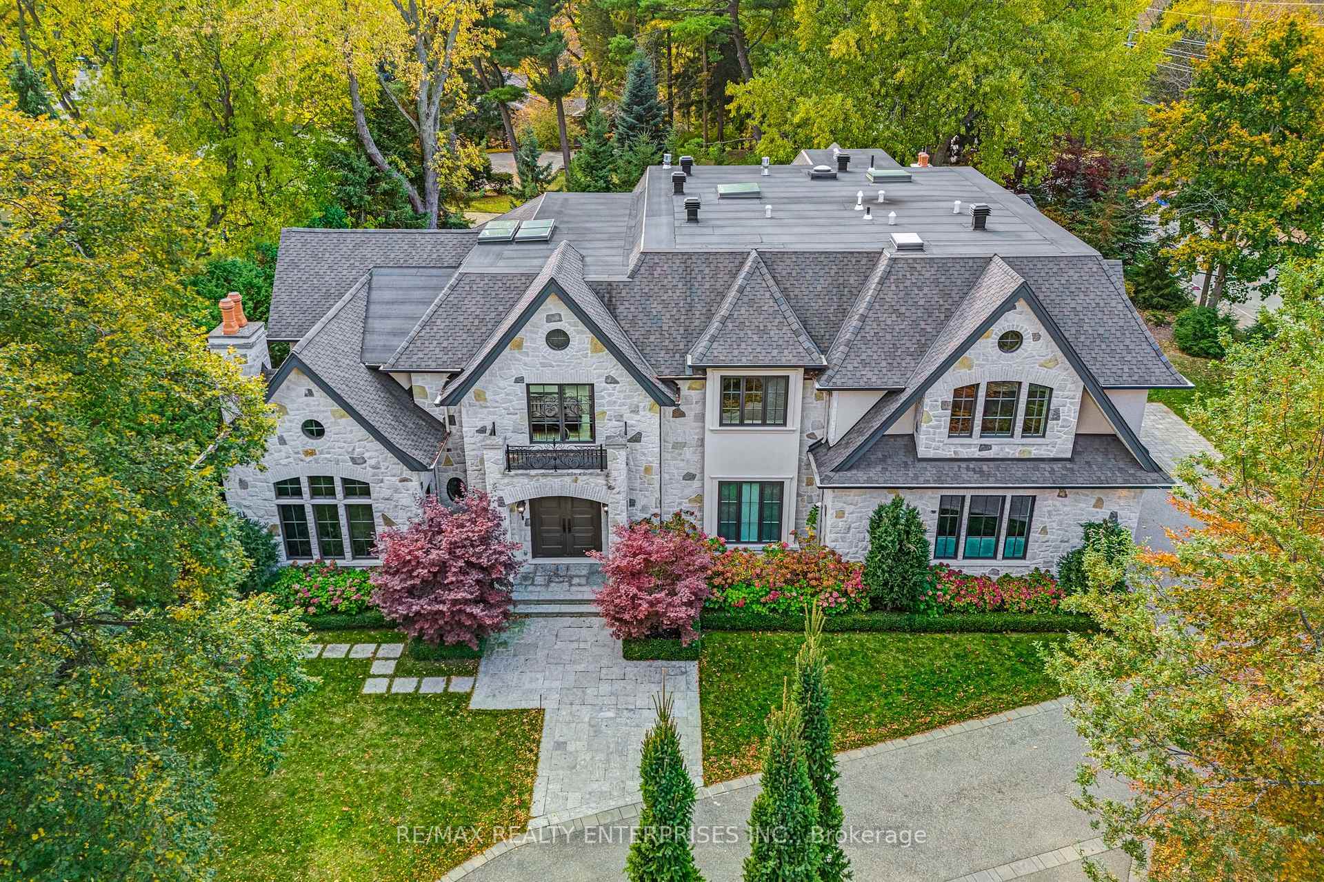 Property Photo: 1370 Oak Lane ON L5H 2X7