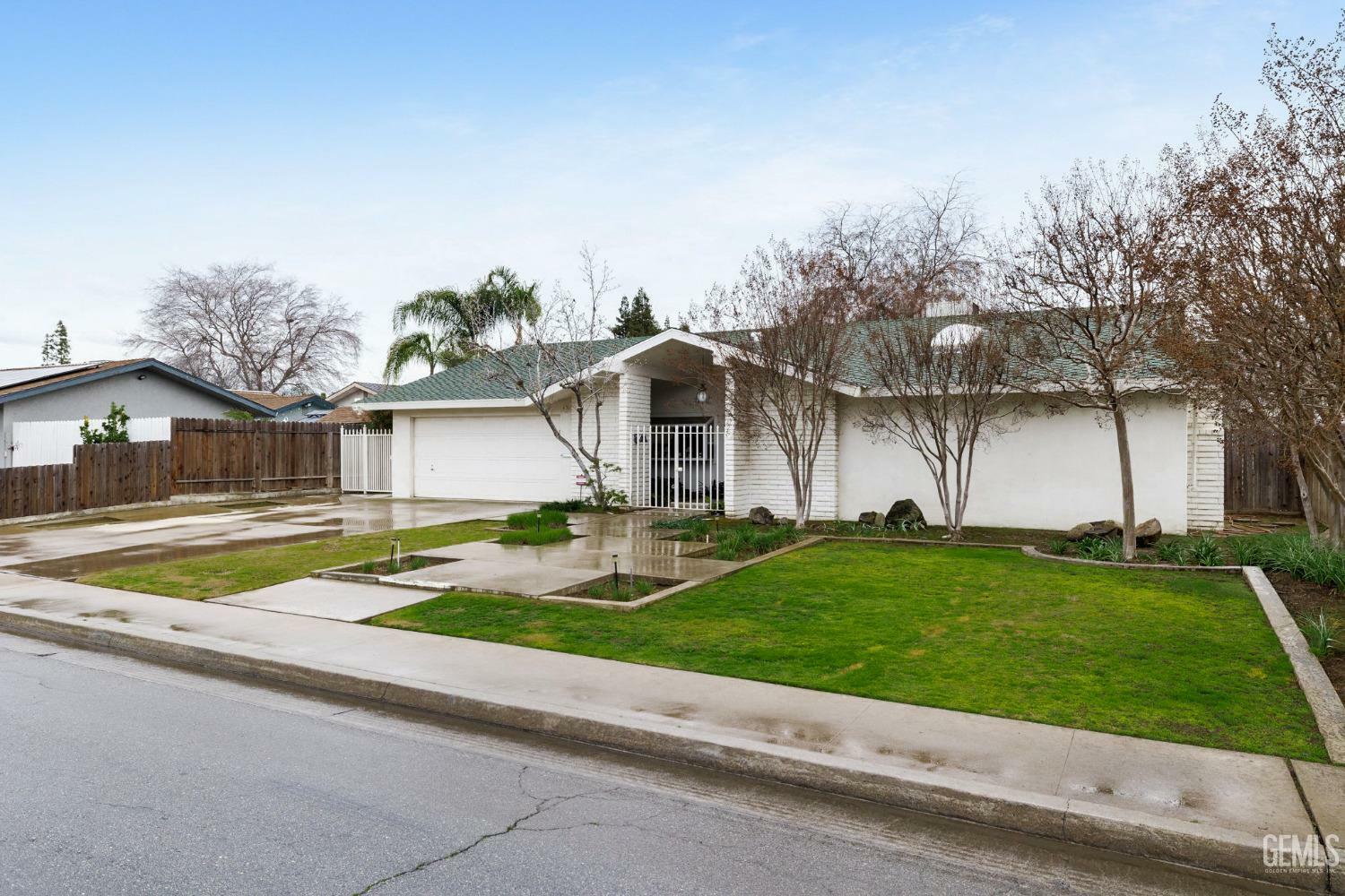 Property Photo:  5707 Hesketh Drive  CA 93309 