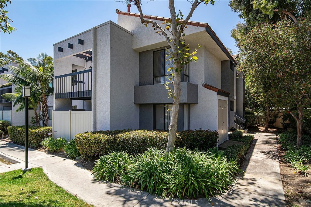 Property Photo:  2323 Huntington Street 907  CA 92648 