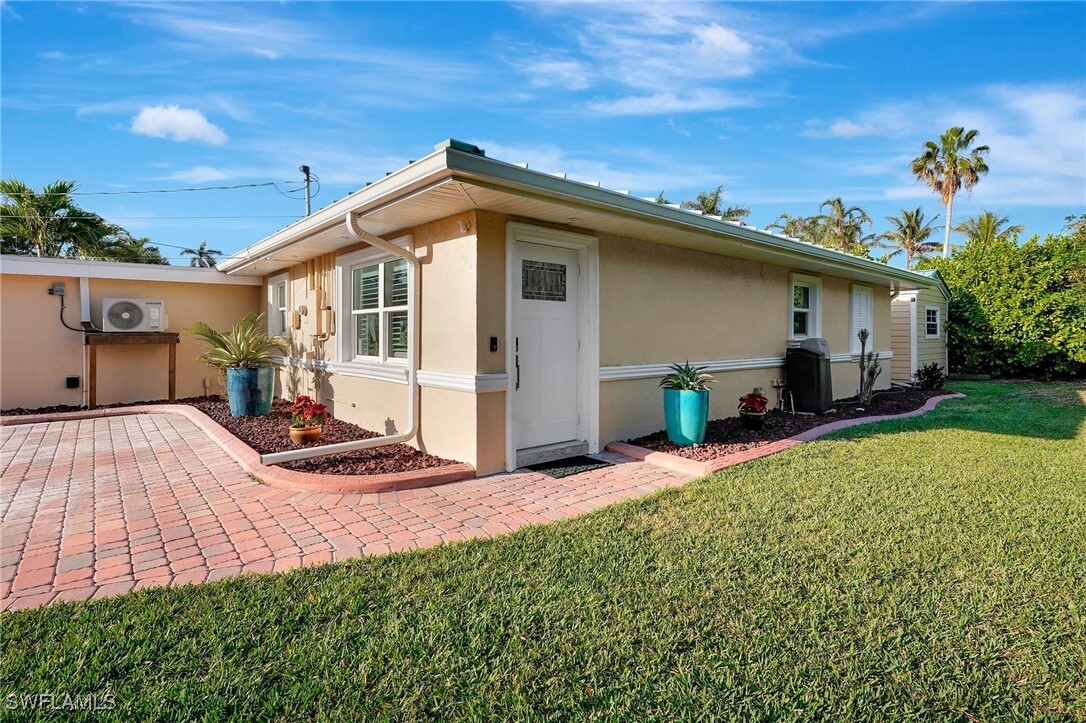 Property Photo:  14330 McGregor Boulevard  FL 33919 