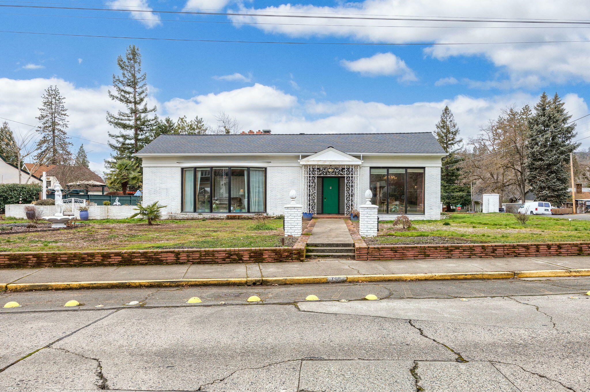 Property Photo:  796 NW 4th Street  OR 97526 