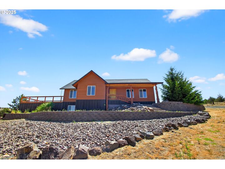 Property Photo:  8027 SE Walther Loop  OR 97754 