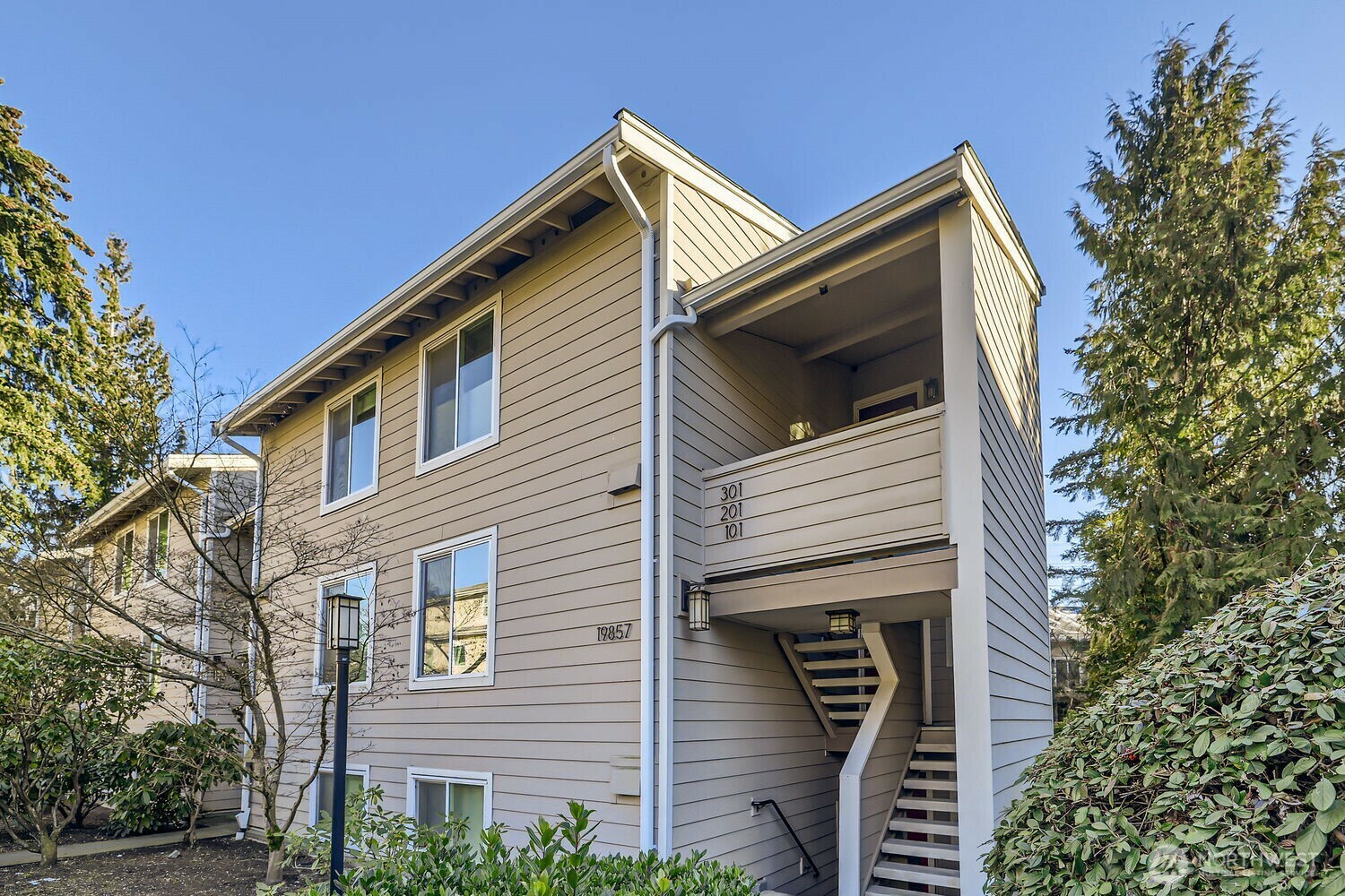 Property Photo:  19857  25th Avenue NE 105  WA 98155 