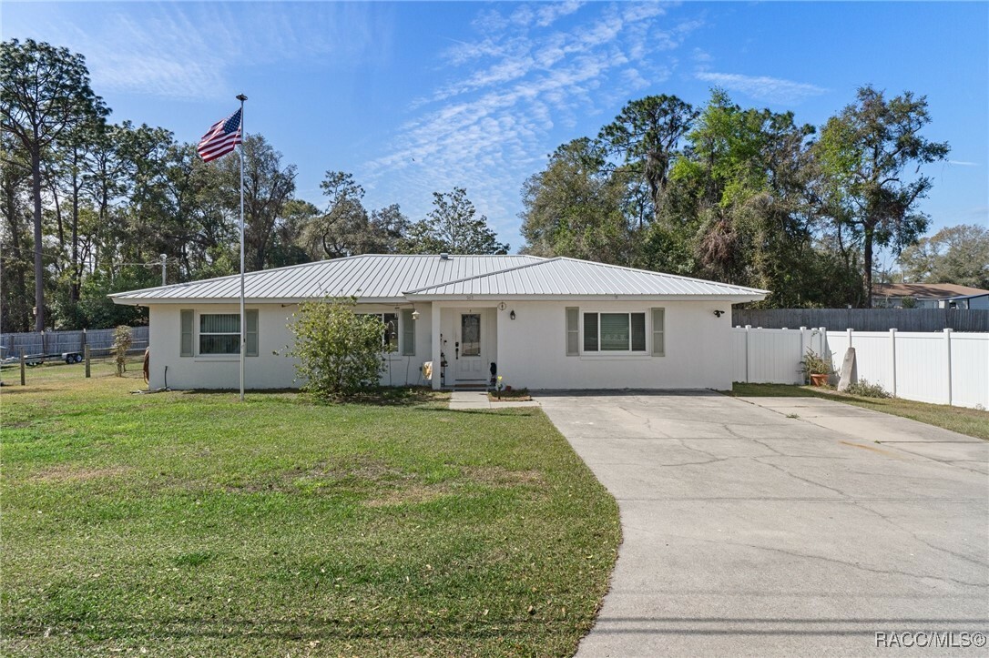 Property Photo: 943 Maple Avenue FL 34452