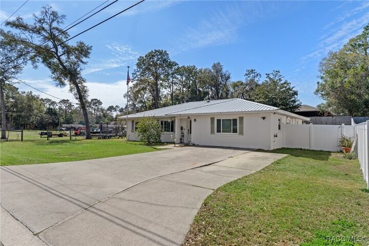 Property Photo:  943 Maple Avenue  FL 34452 