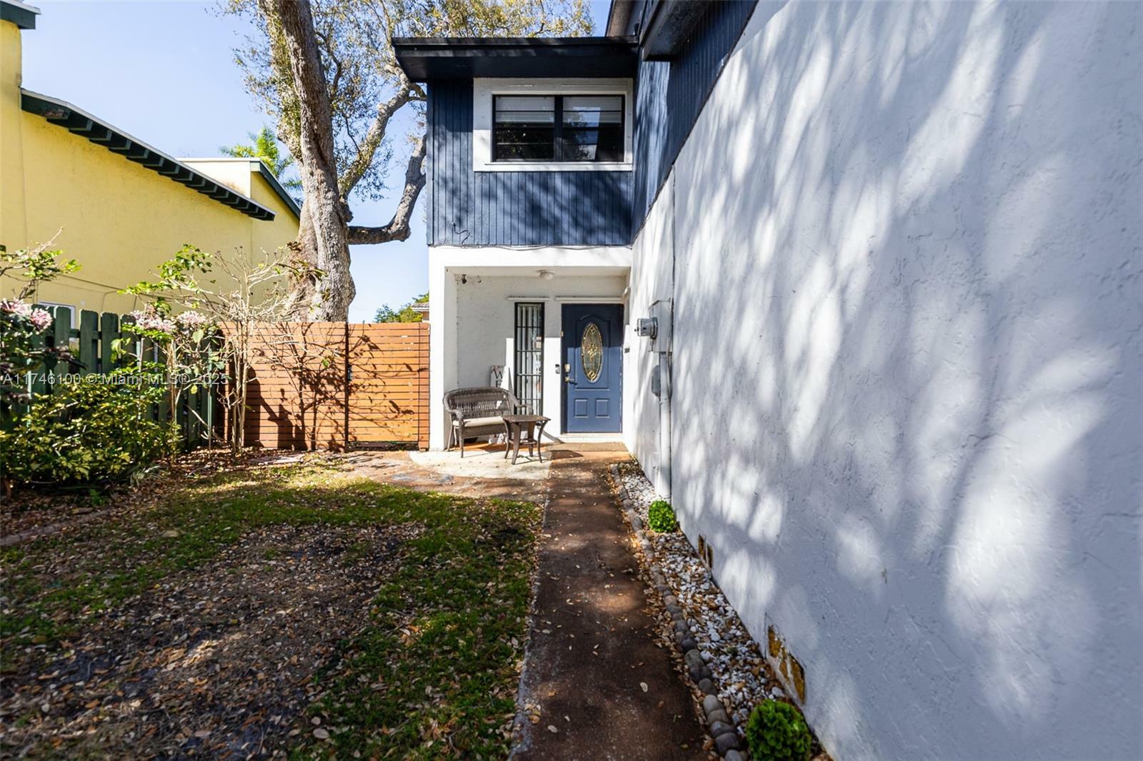 Property Photo:  3905 Farragut St  FL 33021 