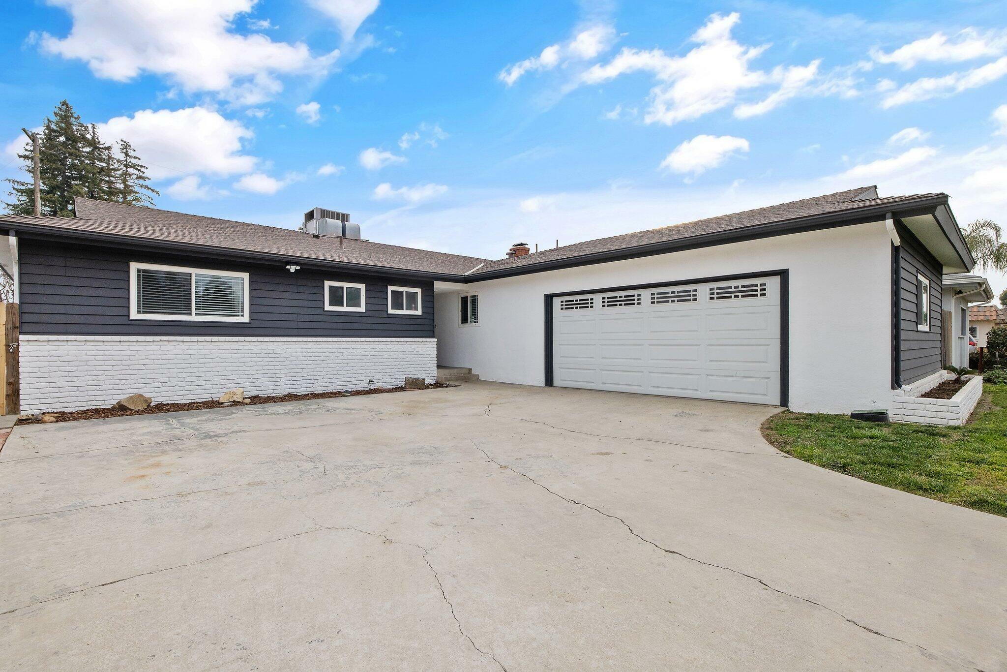 Property Photo:  921 W Princeton Avenue  CA 93277 