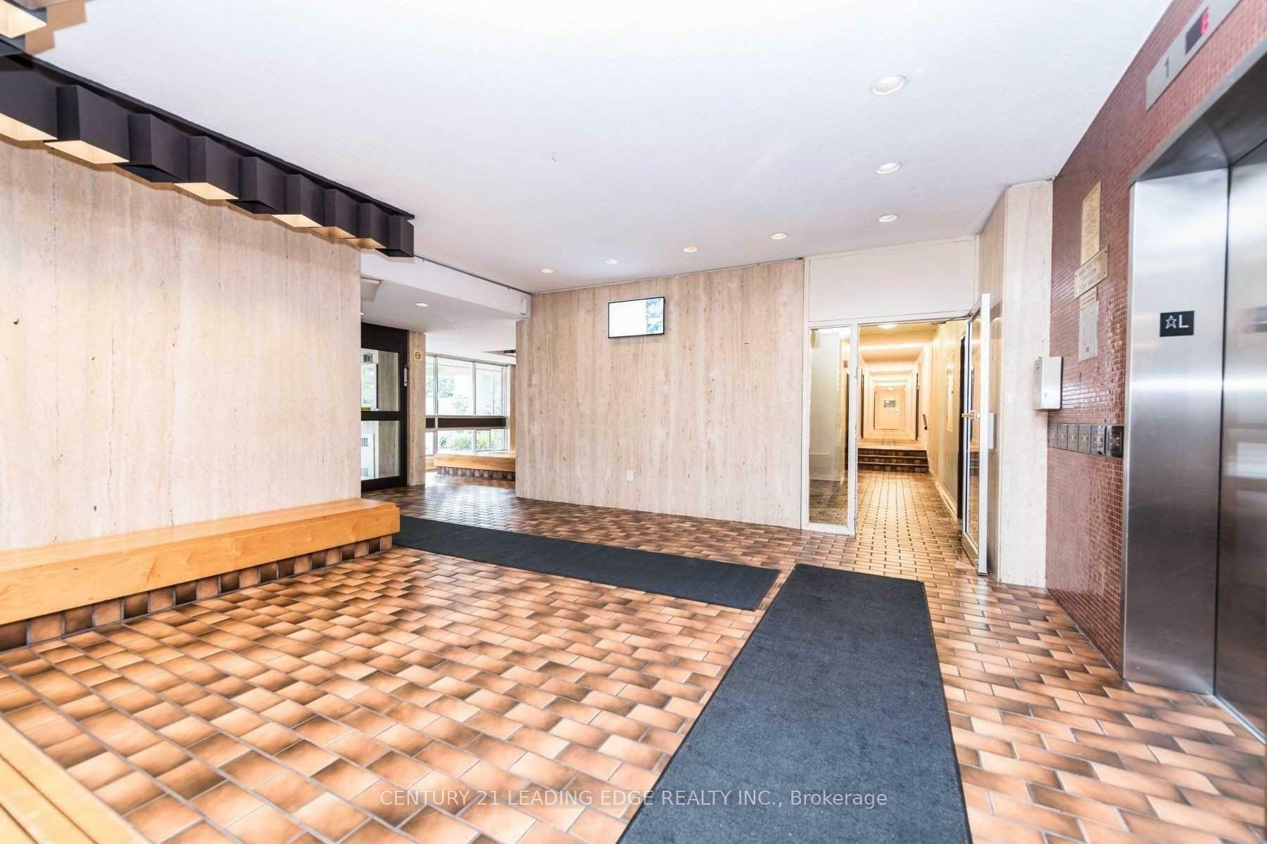 Property Photo: 25 Four Winds Dr 811 ON M3J 1K8