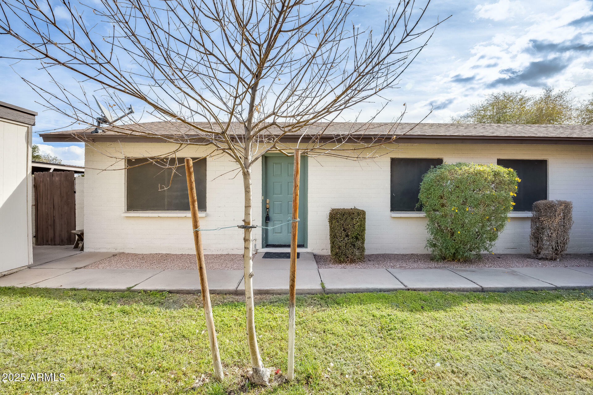 Property Photo: 828 W Laguna Drive AZ 85282