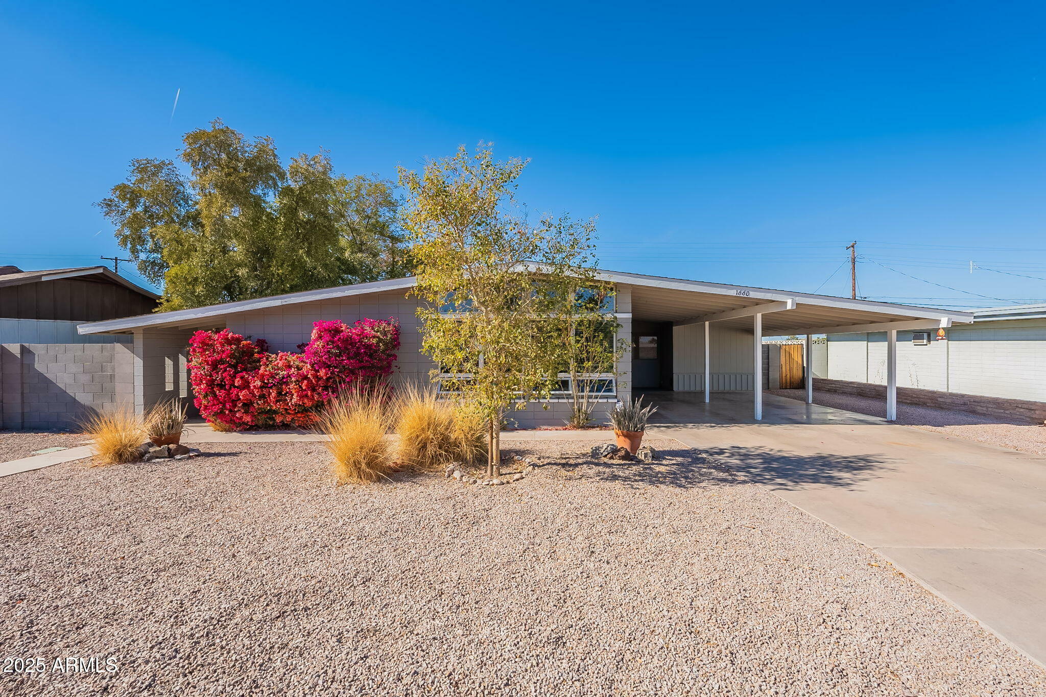 Property Photo: 1660 W 7th Place AZ 85201