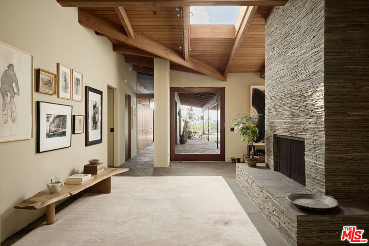 Property Photo:  2565 Zorada Dr  CA 90046 