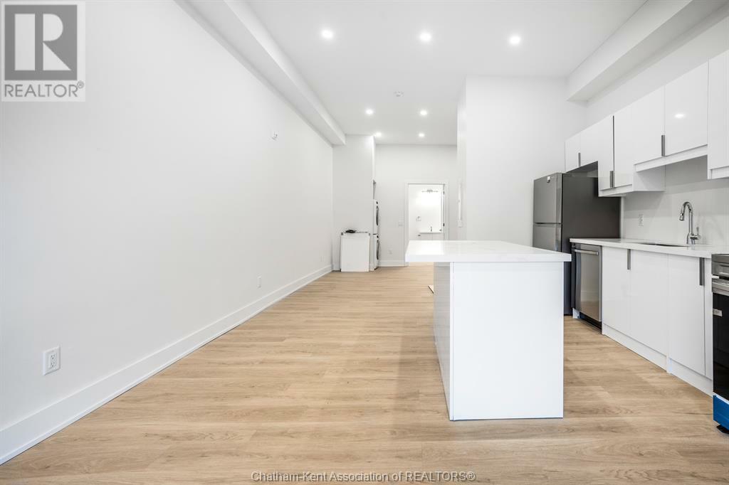 Property Photo:  151-157 King Street 4  ON N7M 1E4 