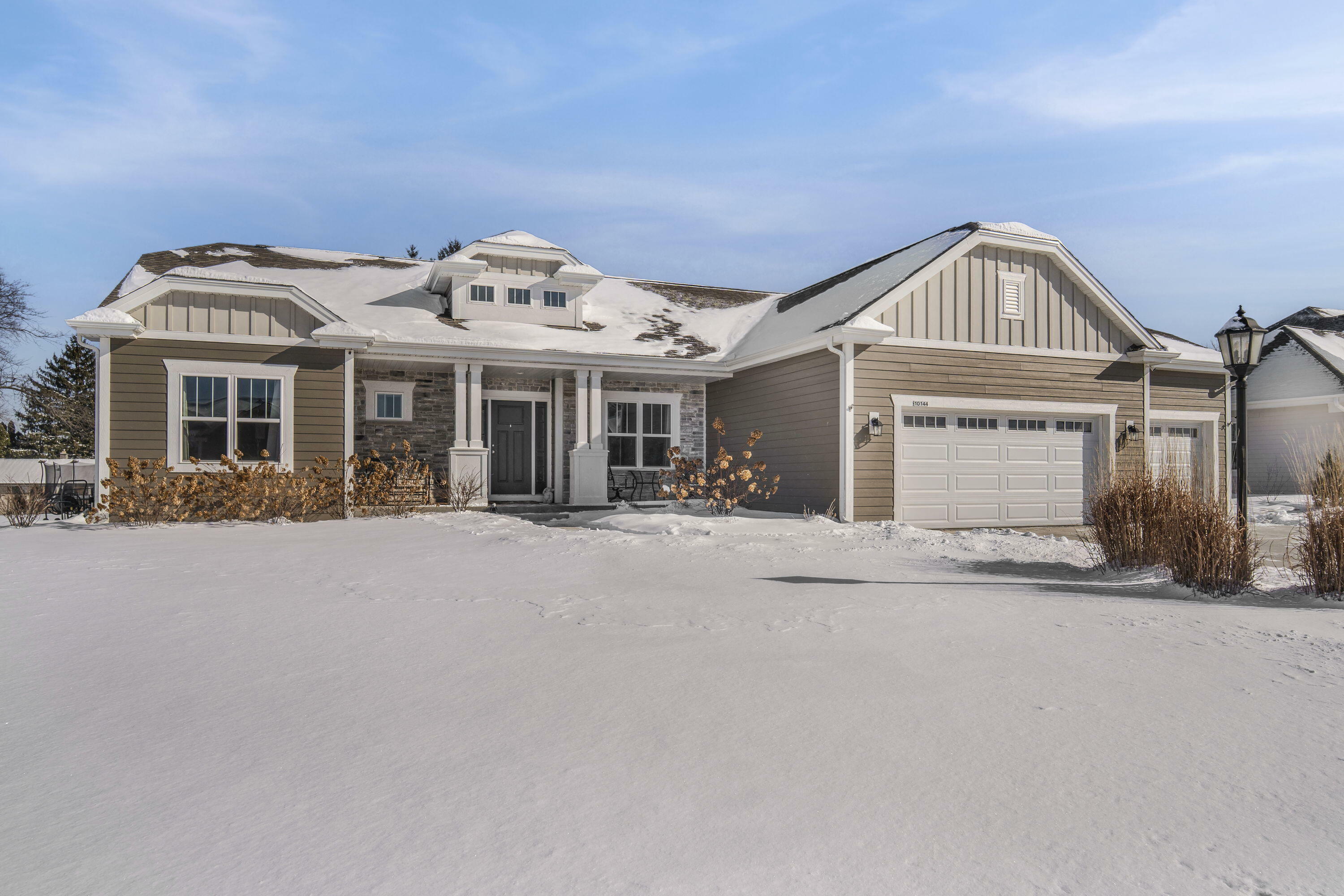 Property Photo:  10144 S Creekview Ct  WI 53132 