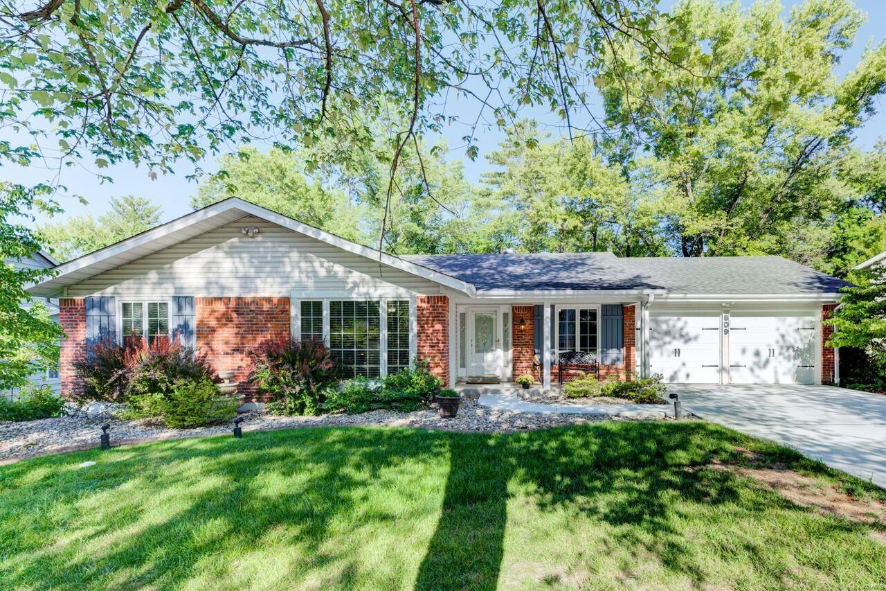 Property Photo:  809 King George Court  MO 63021 