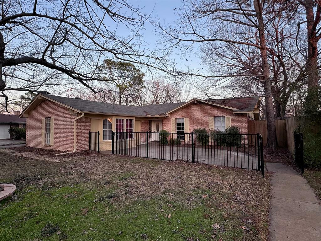 Property Photo: 2732 Foxcroft Circle TX 76209