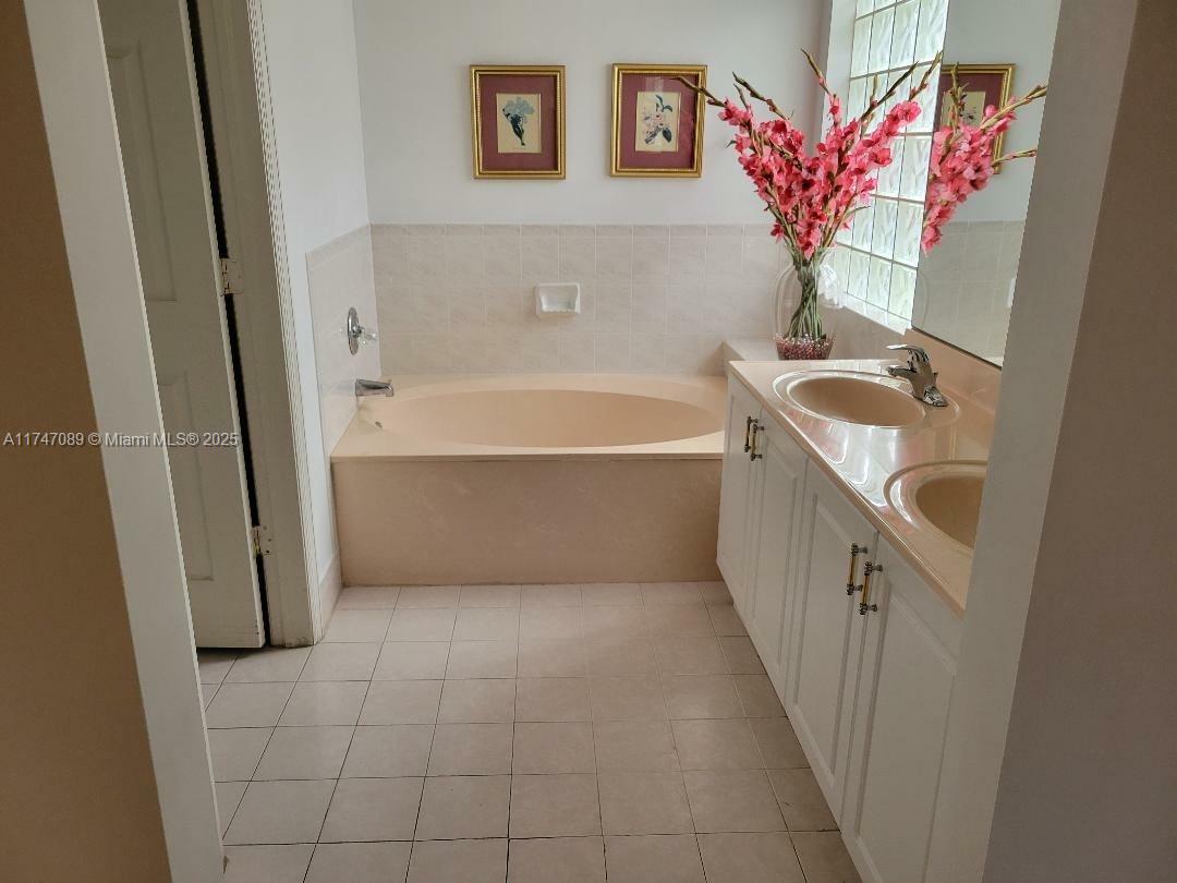 Property Photo:  