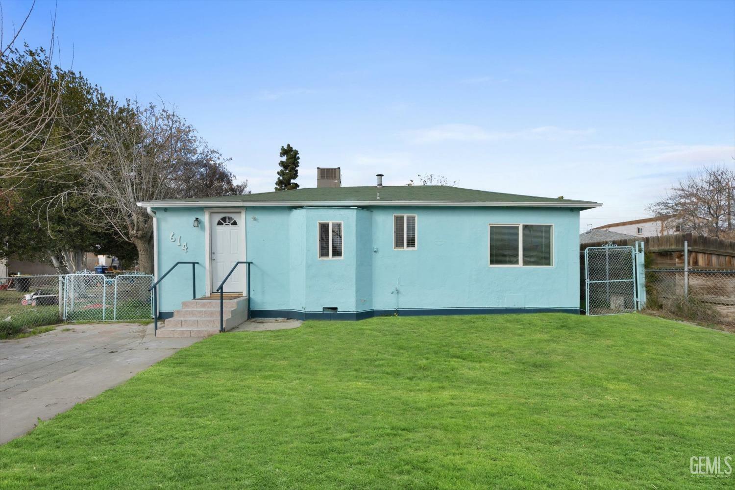 Property Photo:  614 Lincoln Avenue  CA 93308 