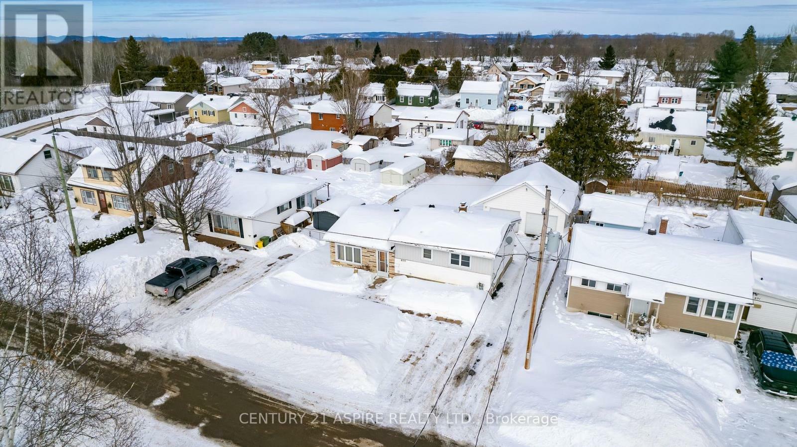 Property Photo:  653 Lorne Street West  ON K8A 6T1 