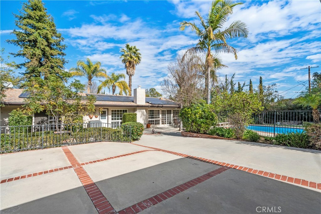 24316 Burbank Boulevard  Woodland Hills CA 91367 photo