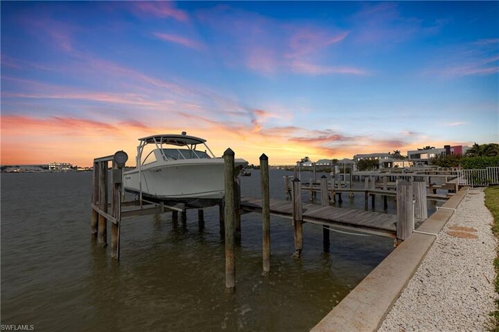 Property Photo:  1535 Dolphin Ln  FL 34102 