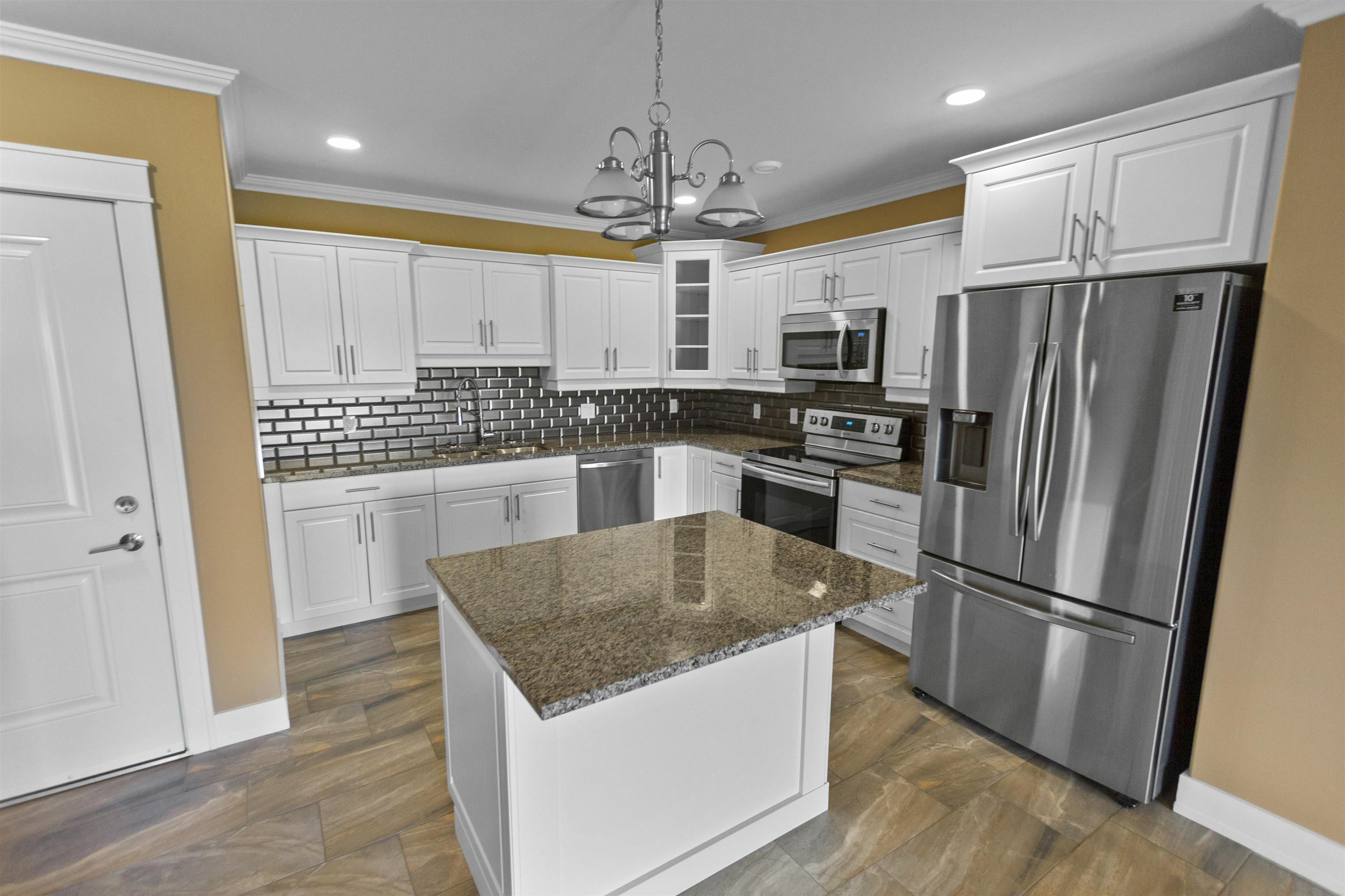 Property Photo: 212 Shakespeare Drive 312 PE C1B 4B7