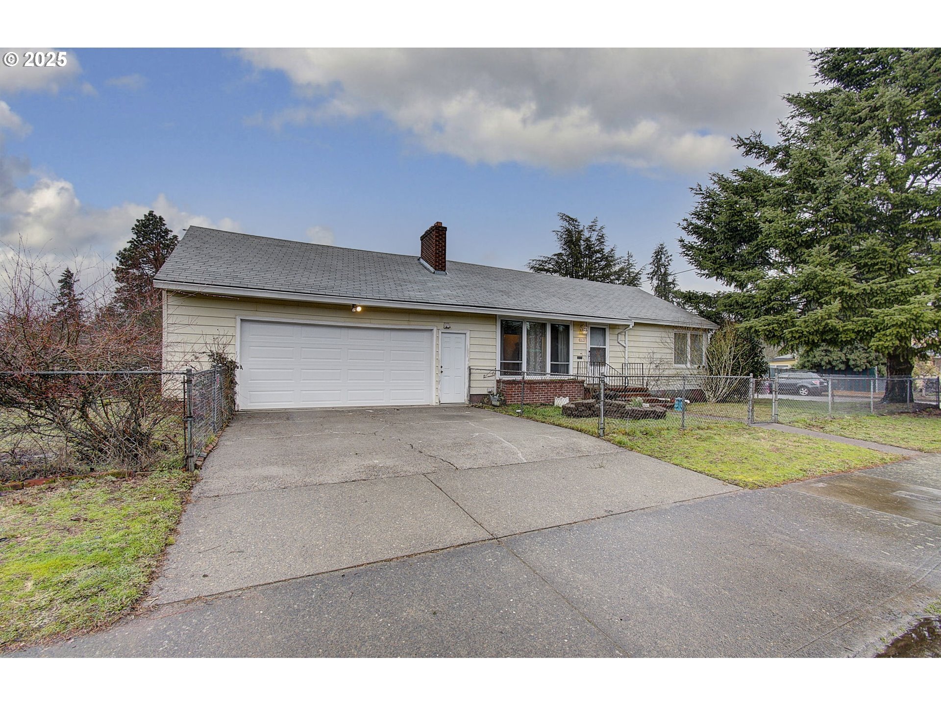 Property Photo: 5915 SE Reedway St OR 97206