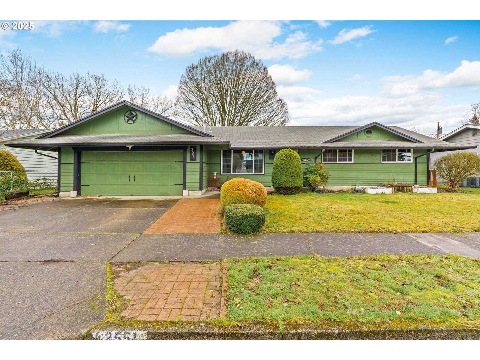 Property Photo: 2551 Stratford St OR 97404